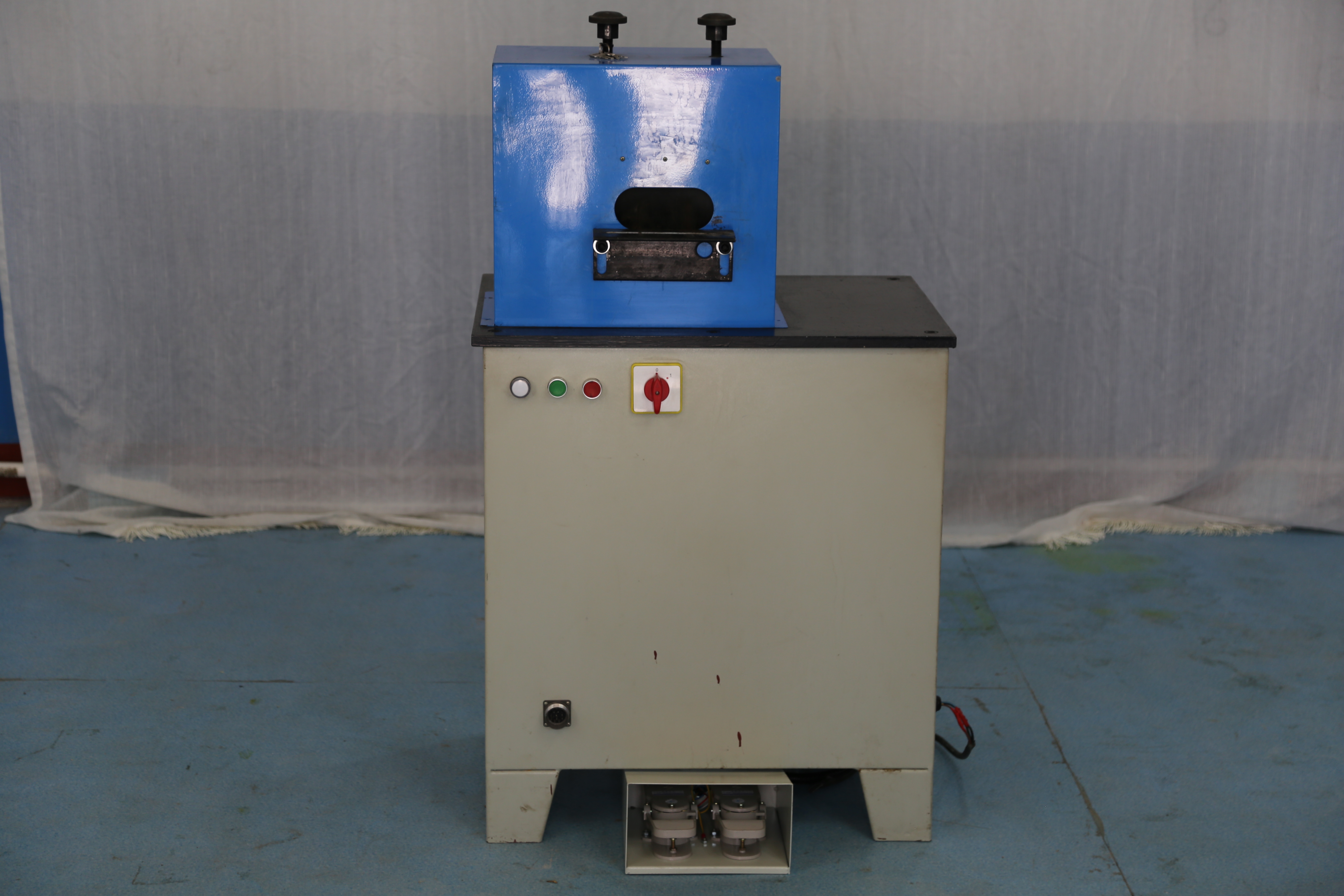 Pipe end pressing machine