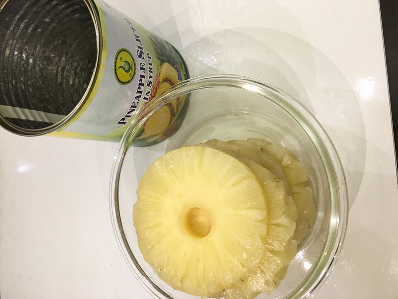 Canned pineapple slices in syrup