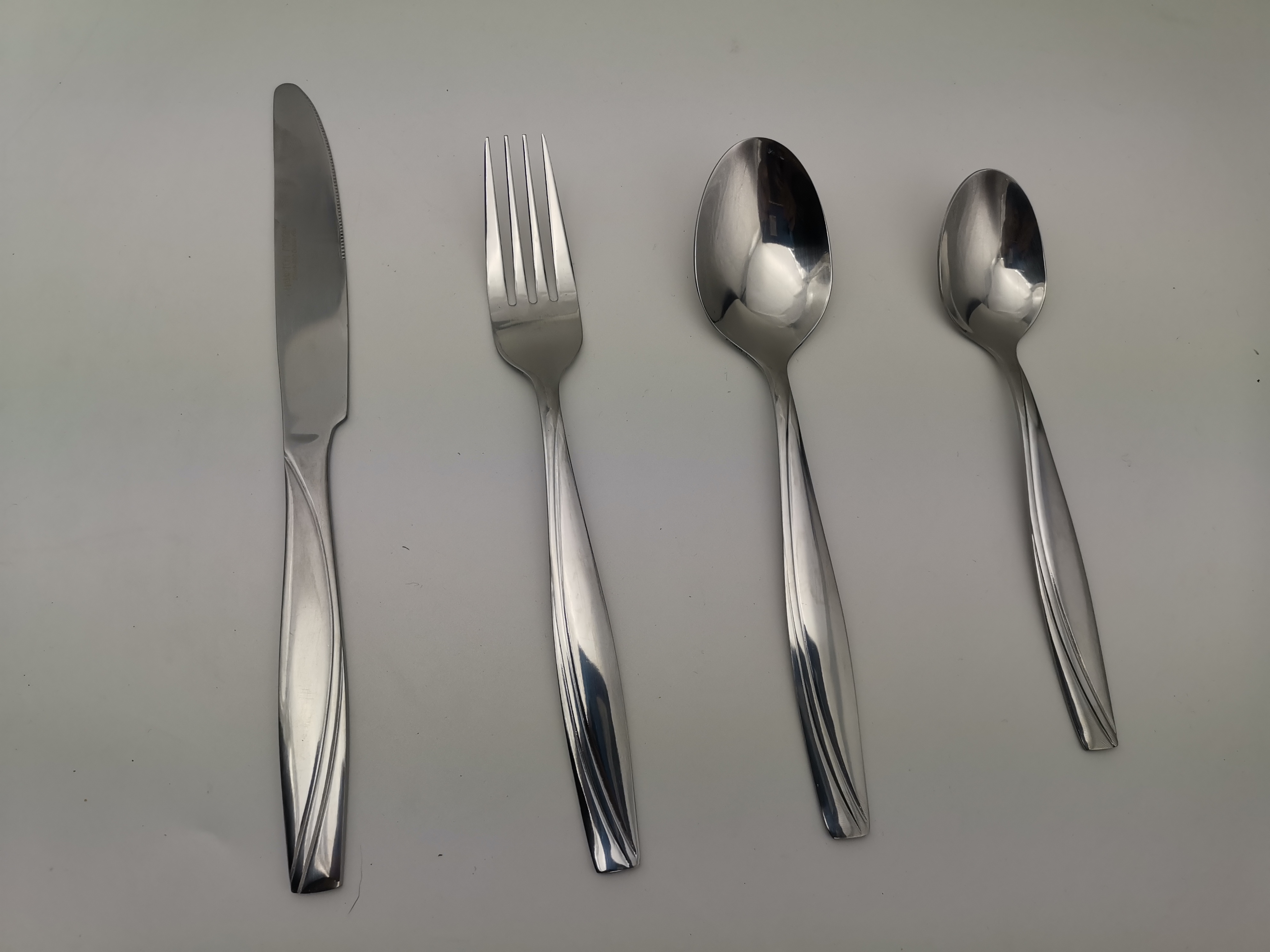 Stainless steel cutlery set
