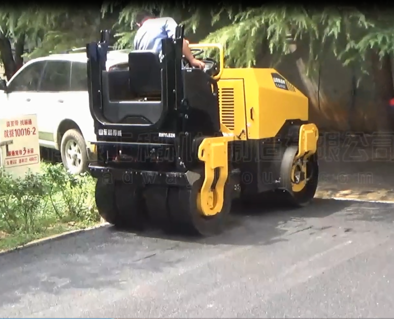 Ride-on hydraulic vibratory roller