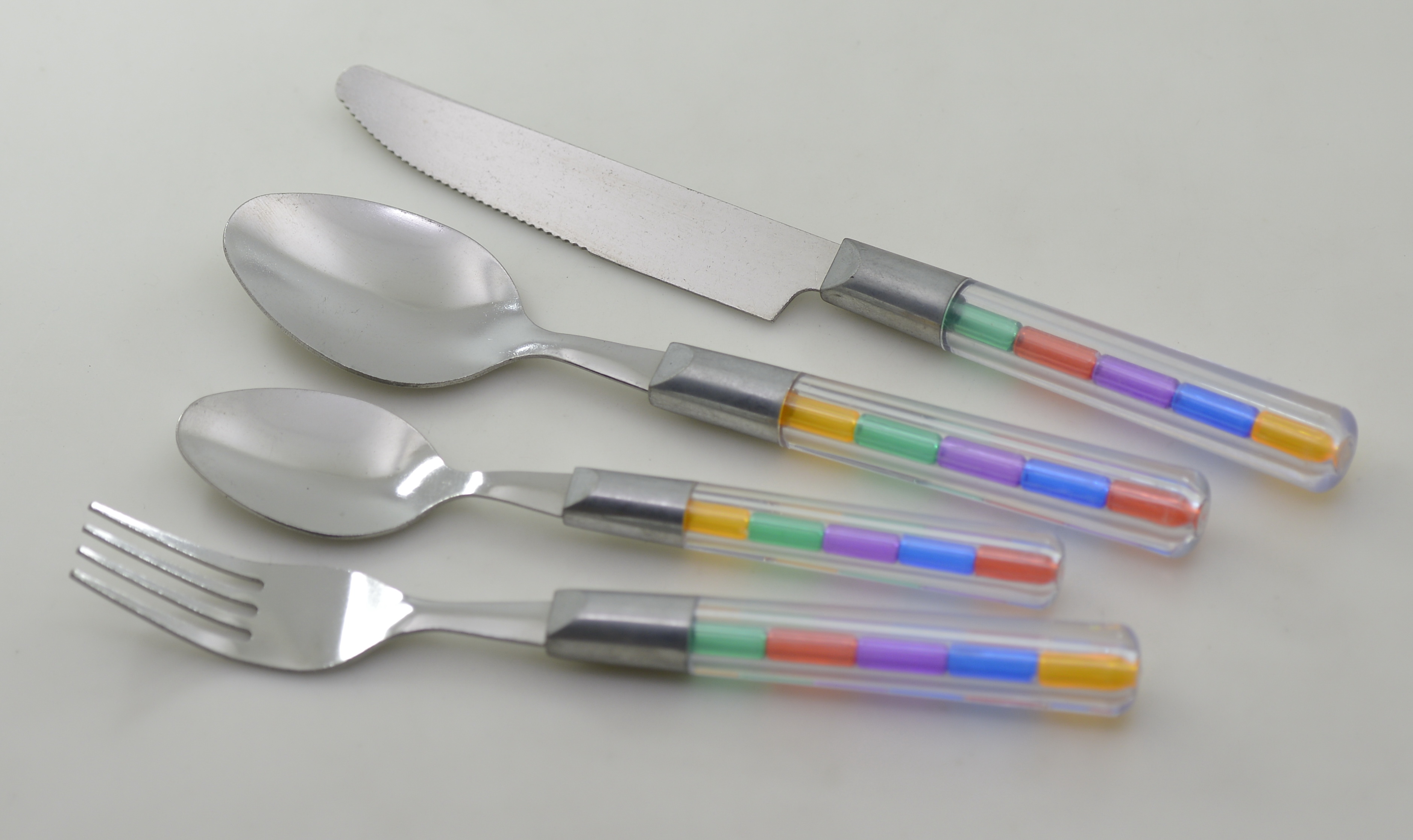 Wholesale Plastic handle cutlery set knife fork spoon stainless steel