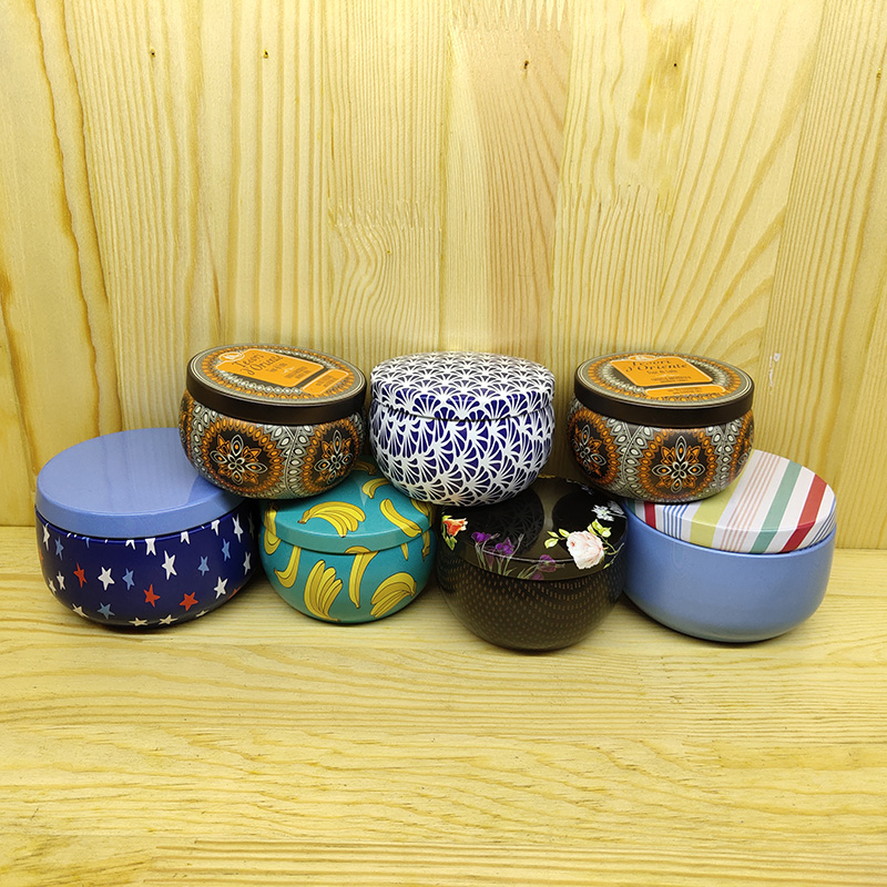 Scented candles in tin can packed in gift box