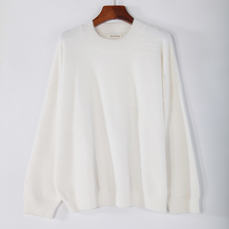 Women‘s knitted pullover sweater’