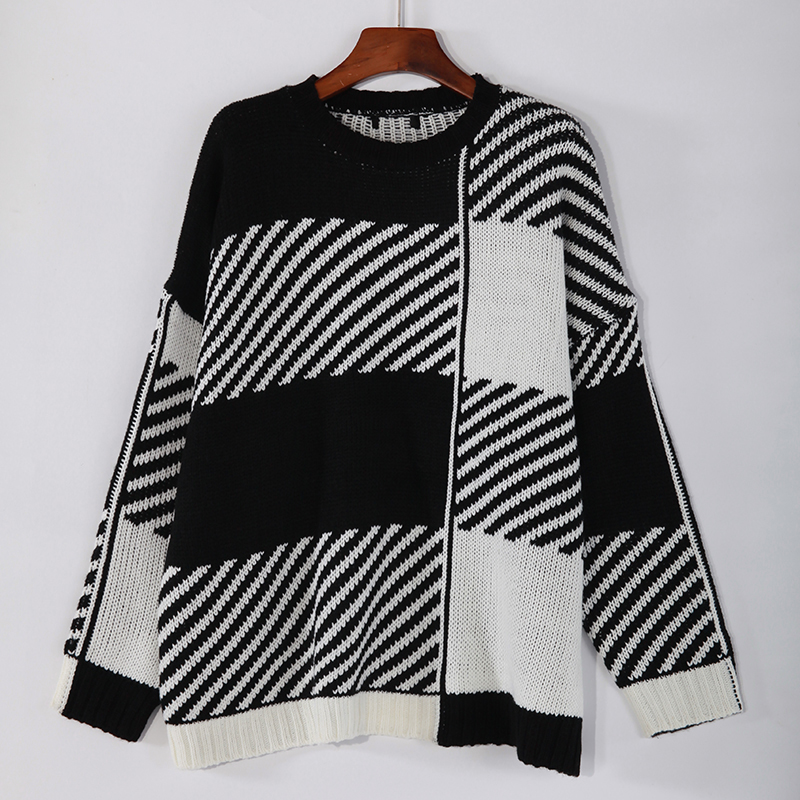Women‘s knitted pullover sweater’