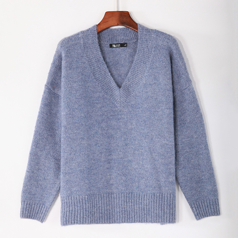 Women‘s knitted pullover sweater’