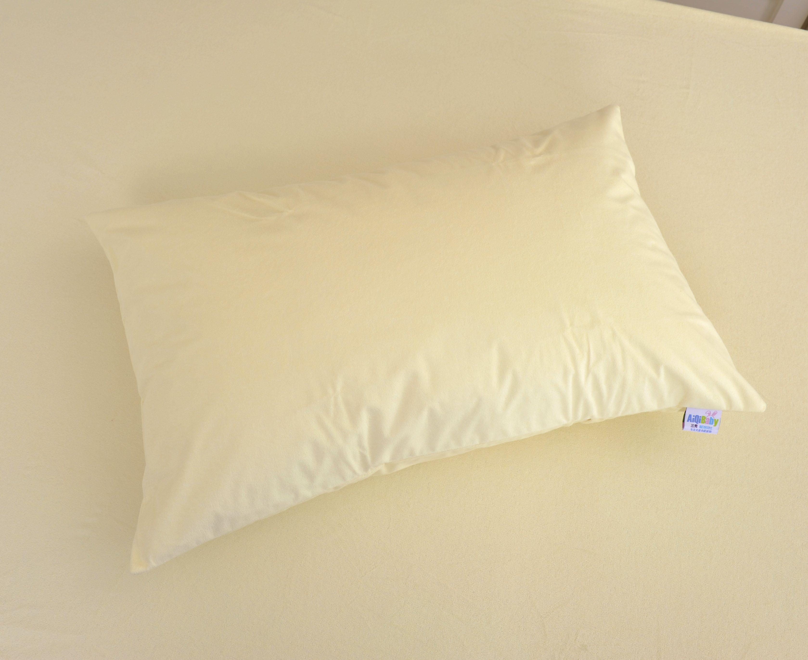 Waterproof zippered pillow protector
