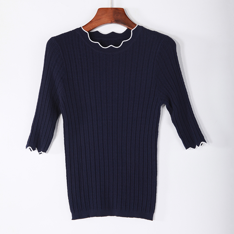 Women‘s R neck knitted sweater’