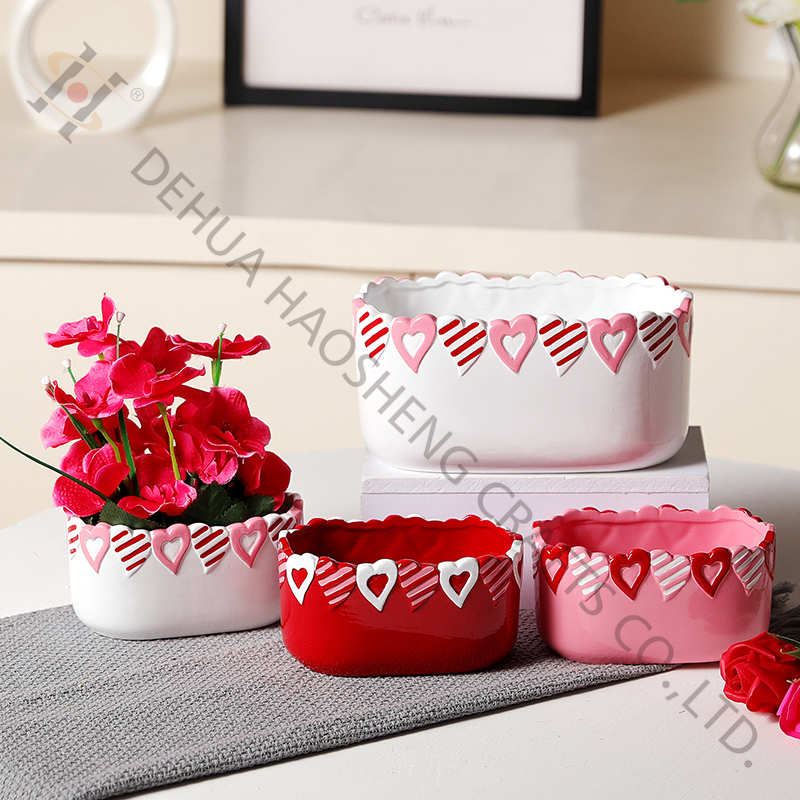 Ceramic oval planter with Heart-shaped embossed pattern