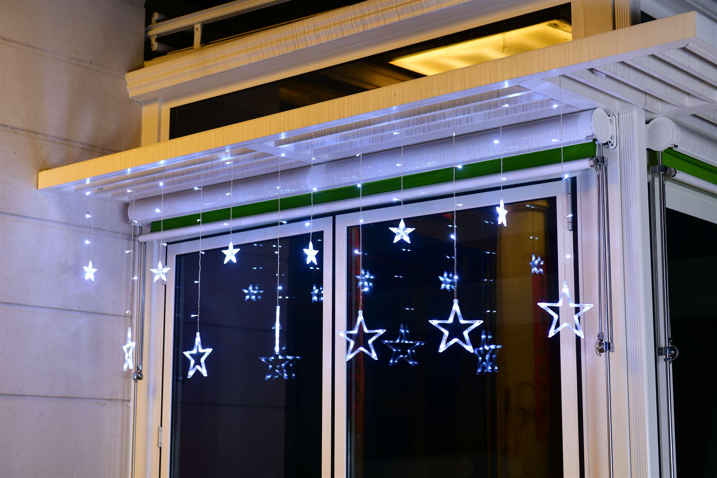 30V138L LED Icicle Lights with 2 sizes star,clear wire,white bulb color,bulb distance 15cm,string distance 20cm.
