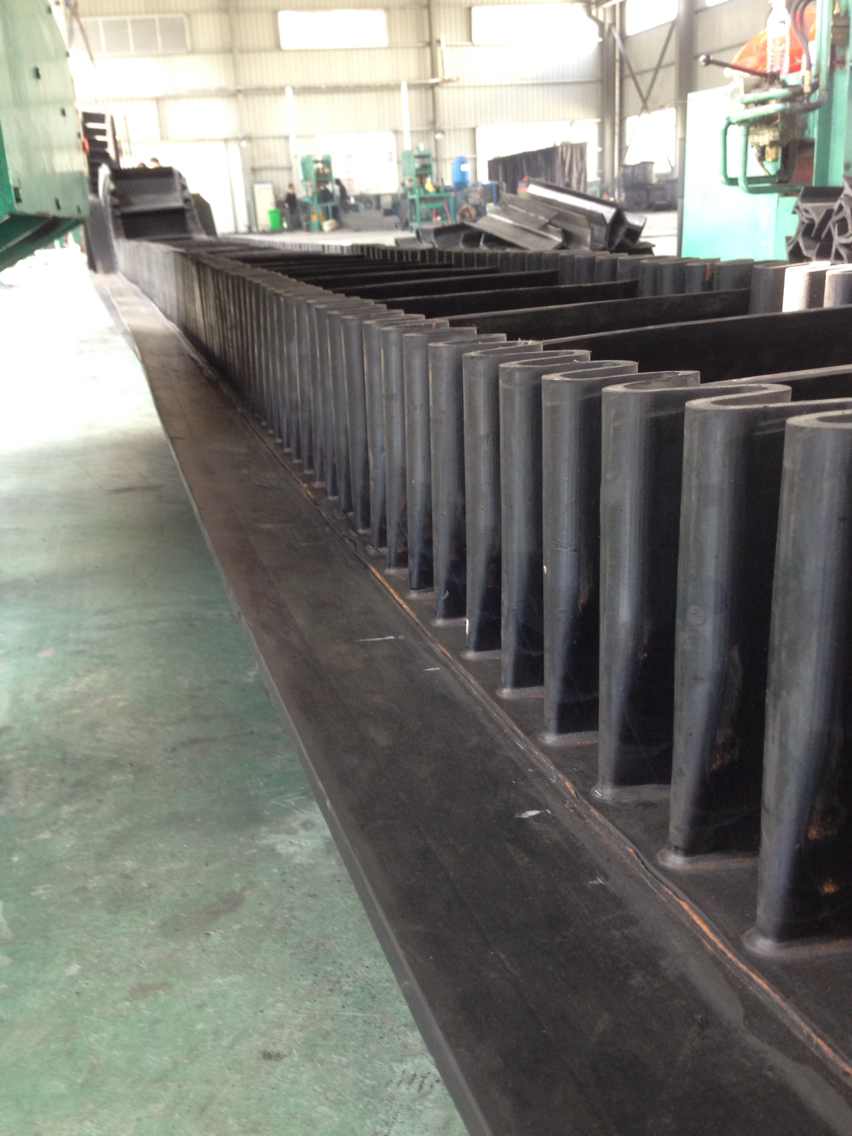 Corrugated conveyor belt