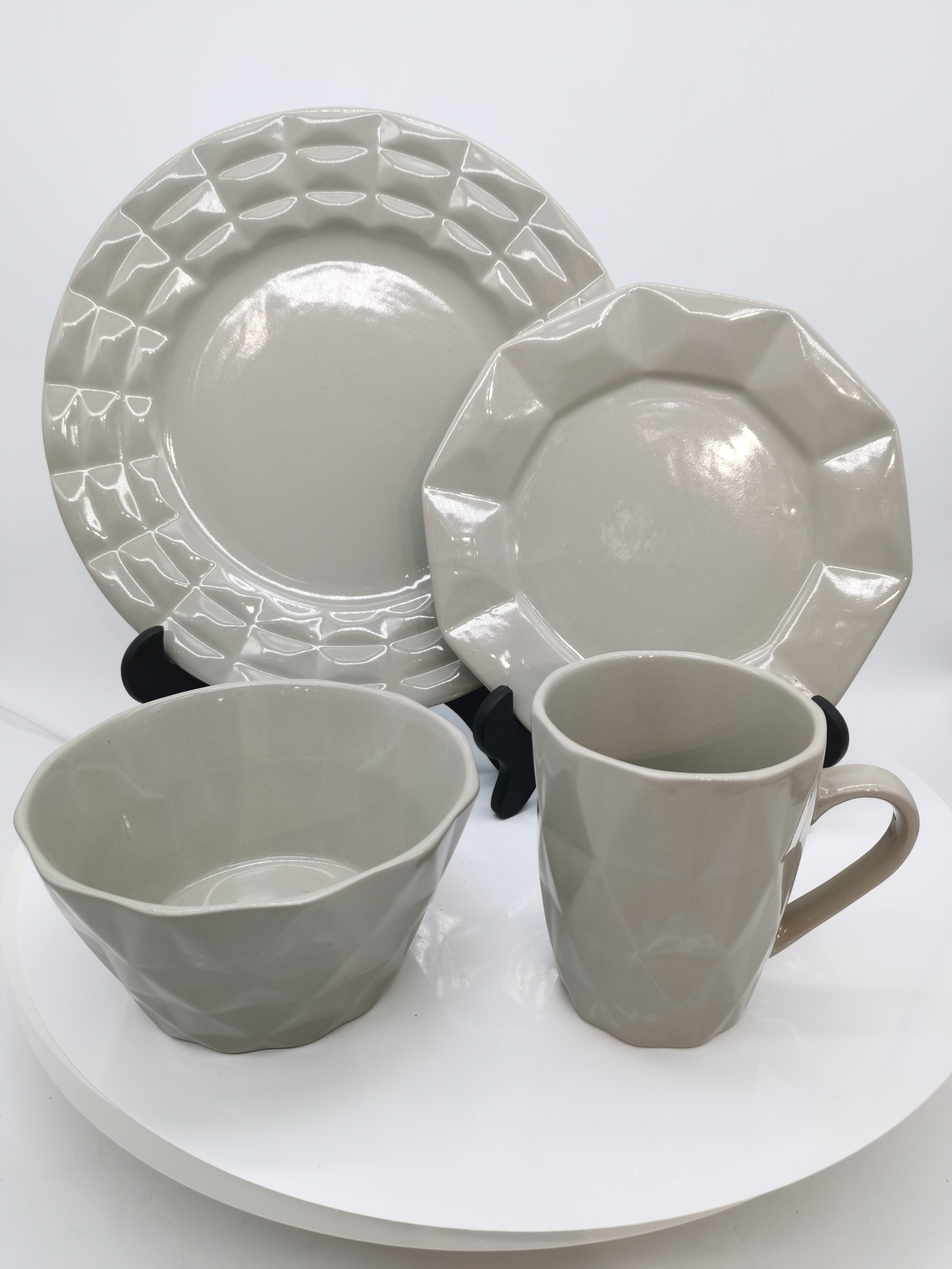 Beige diamond shape stoneware set