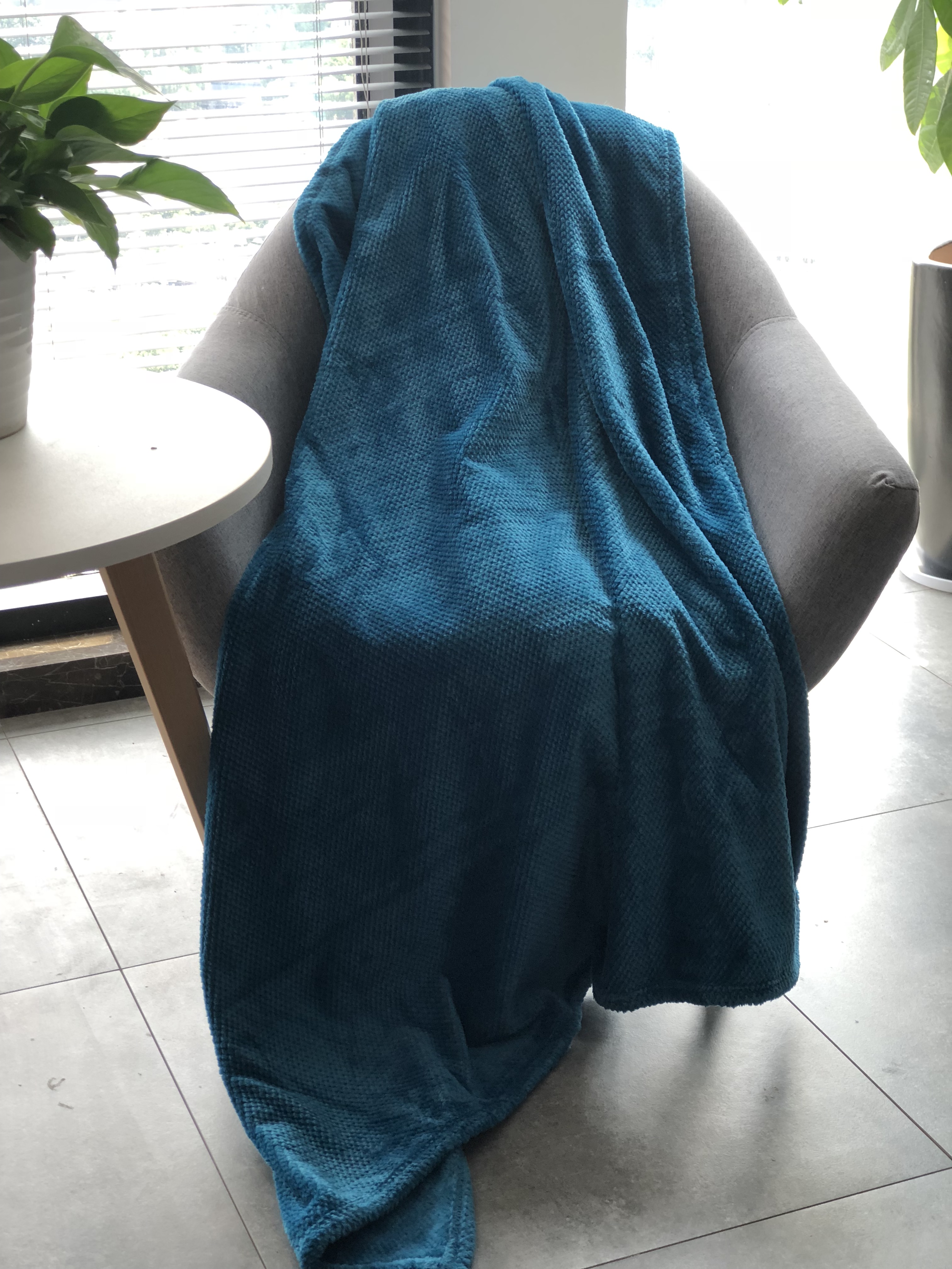 Solid color velvet blanket