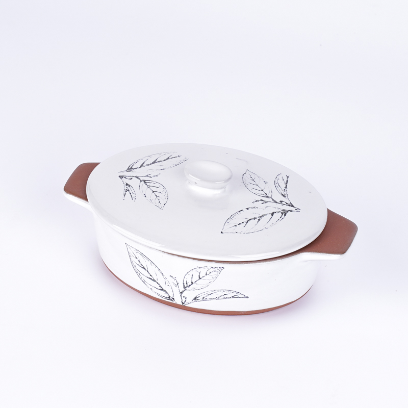 Small elliptical soup pot