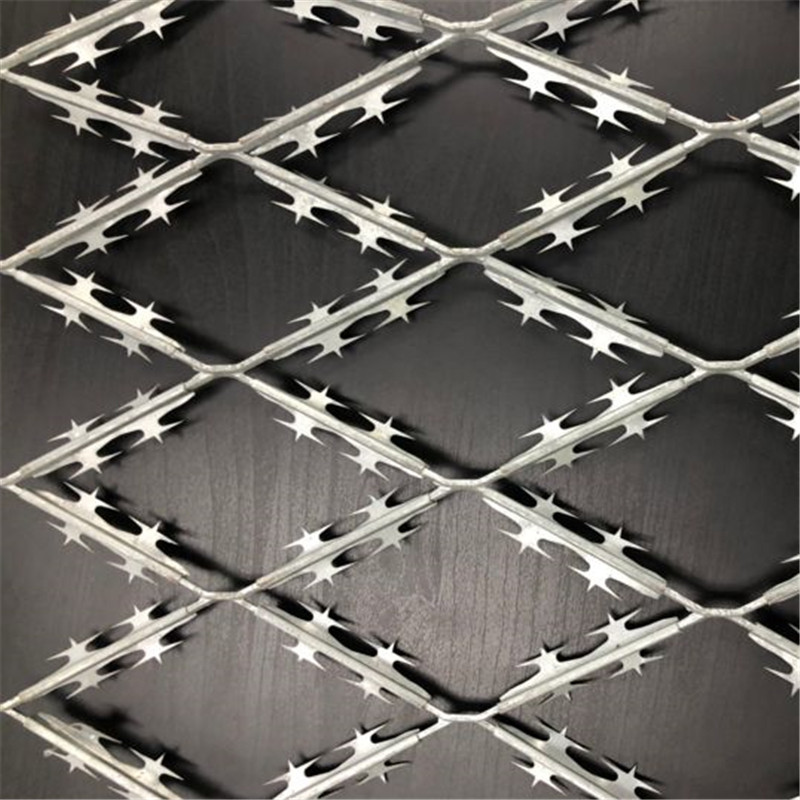 Expanded razor mesh