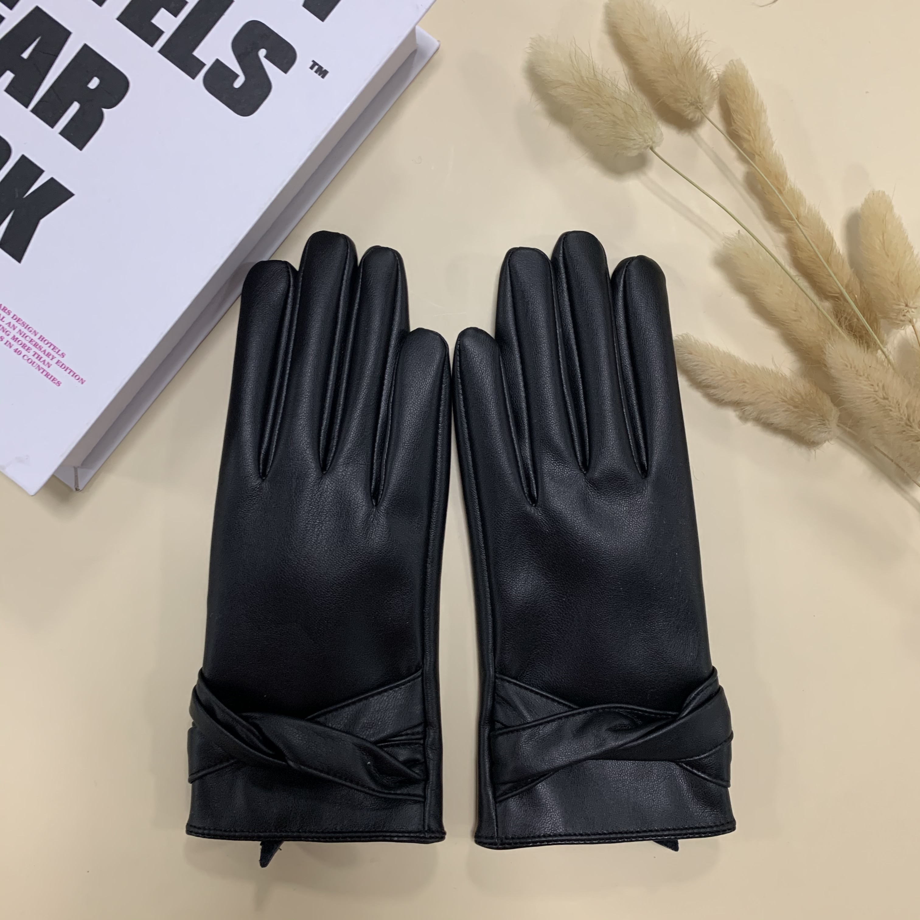 Ladie's gloves