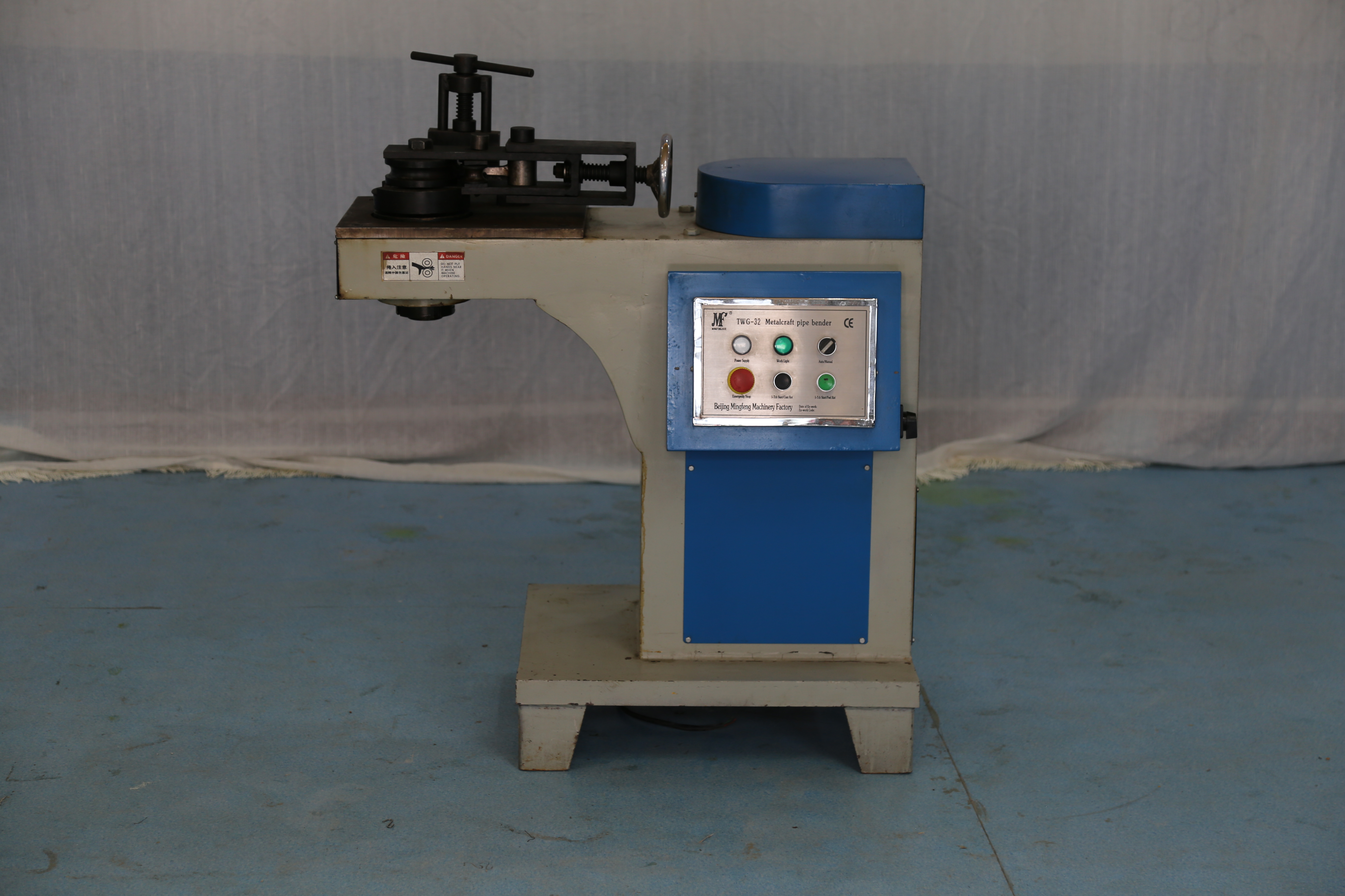 Round tube bending machine