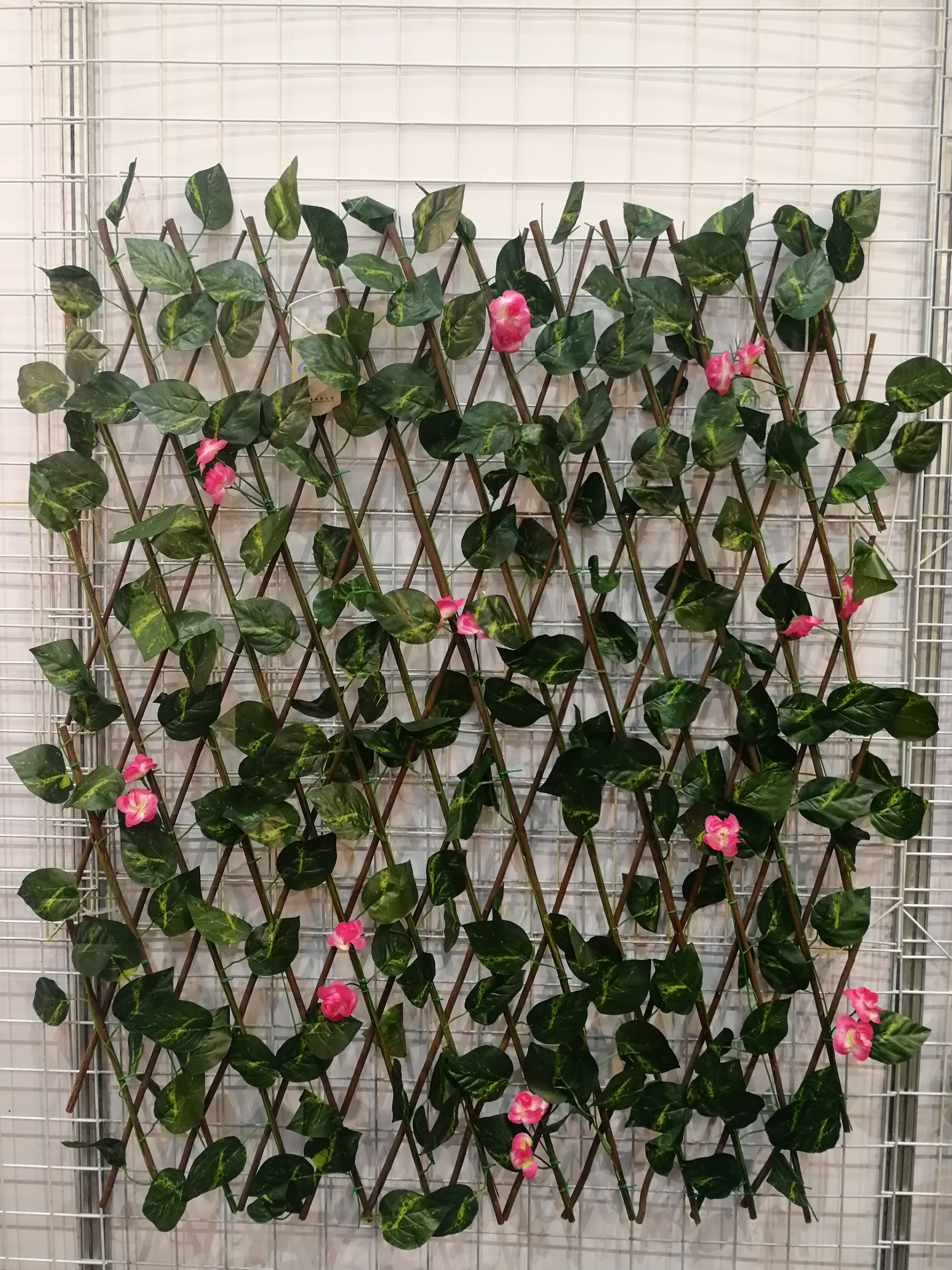 Willow expanding trellis with artificial leaf