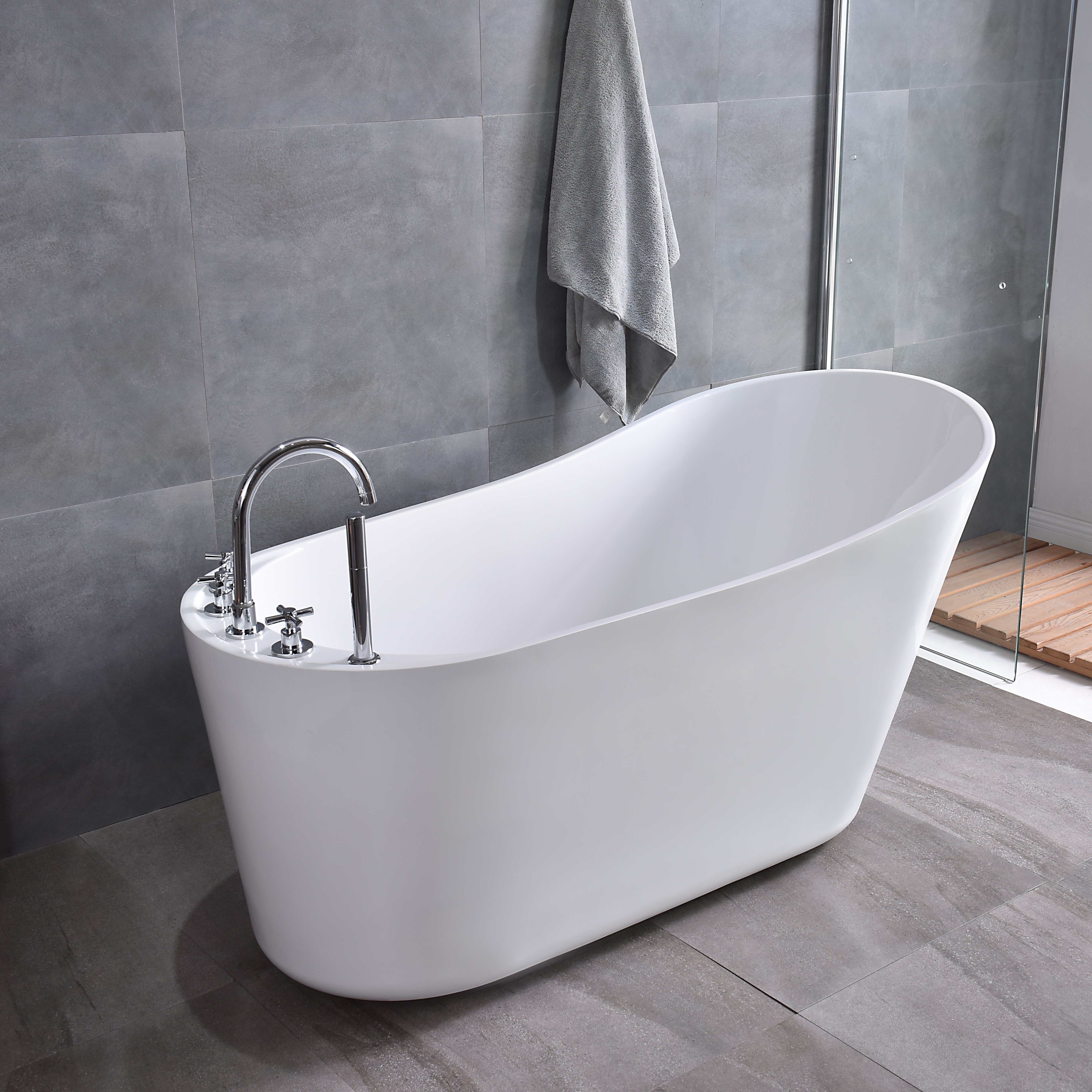 Free standing bathtub