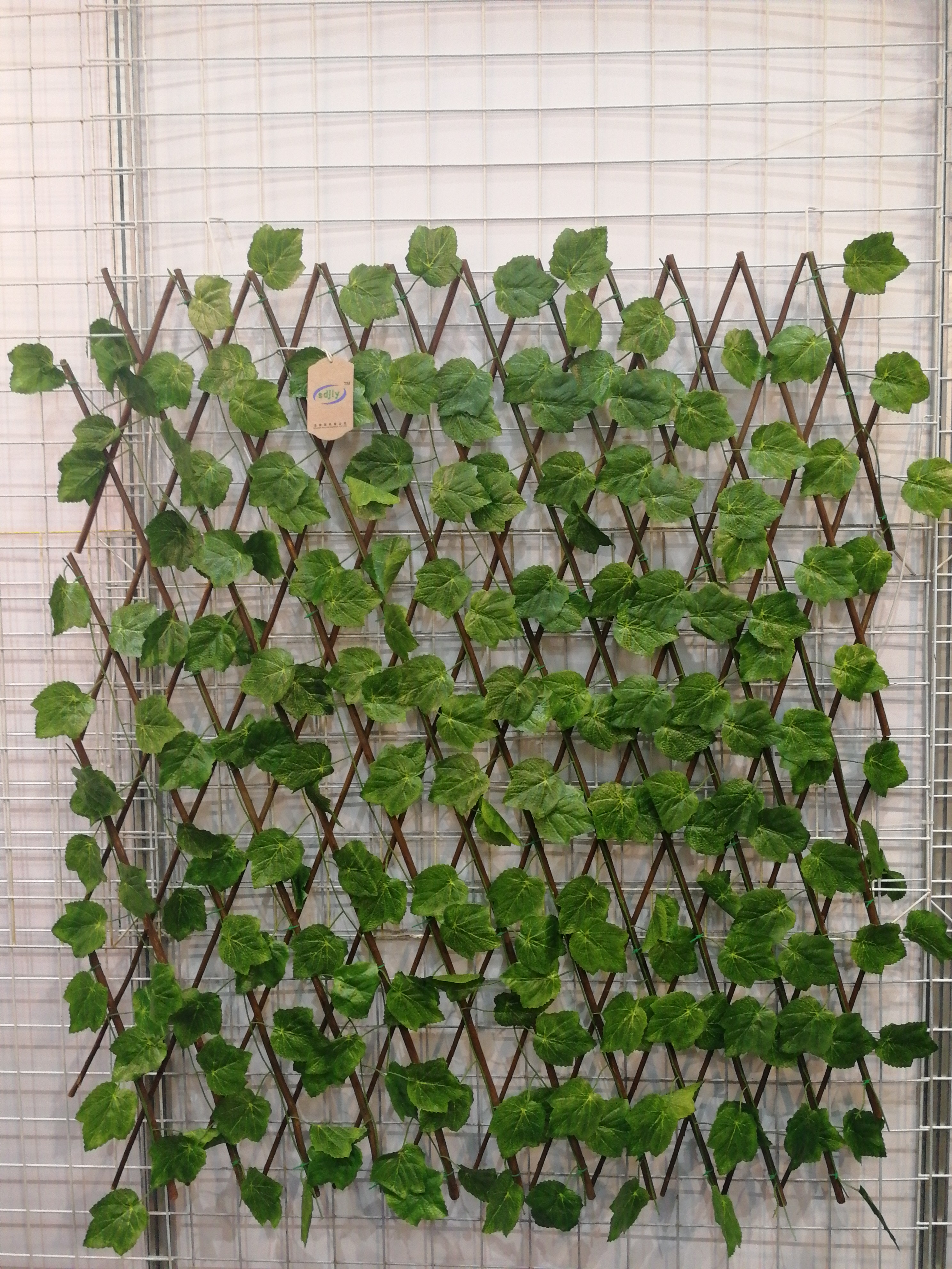 Willow expanding trellis with artificial leaf
