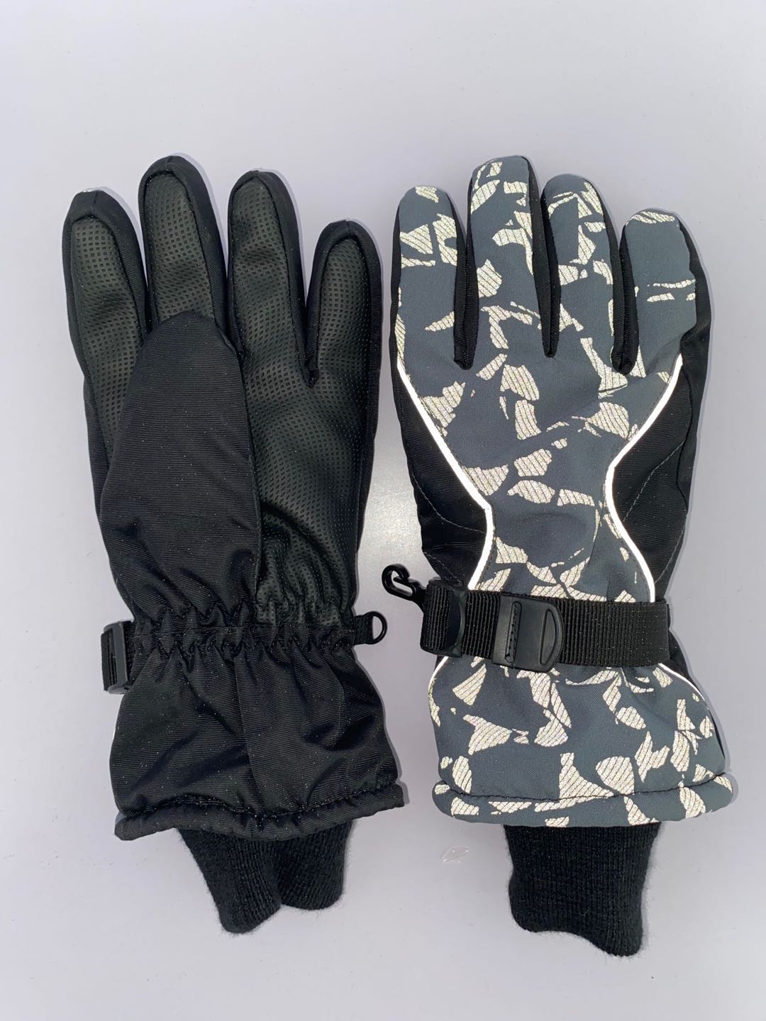 Reflective ski gloves