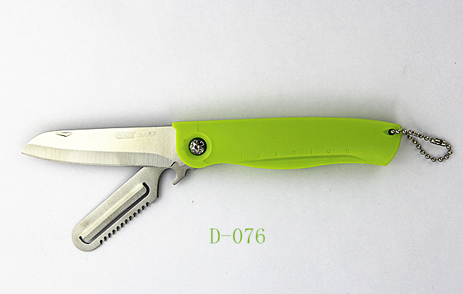 Foldable knife with peeler