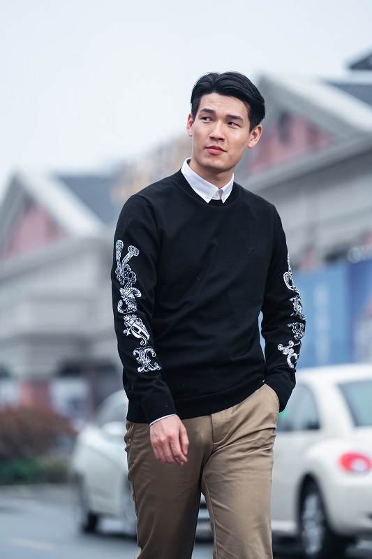 Men's pullover with round neck