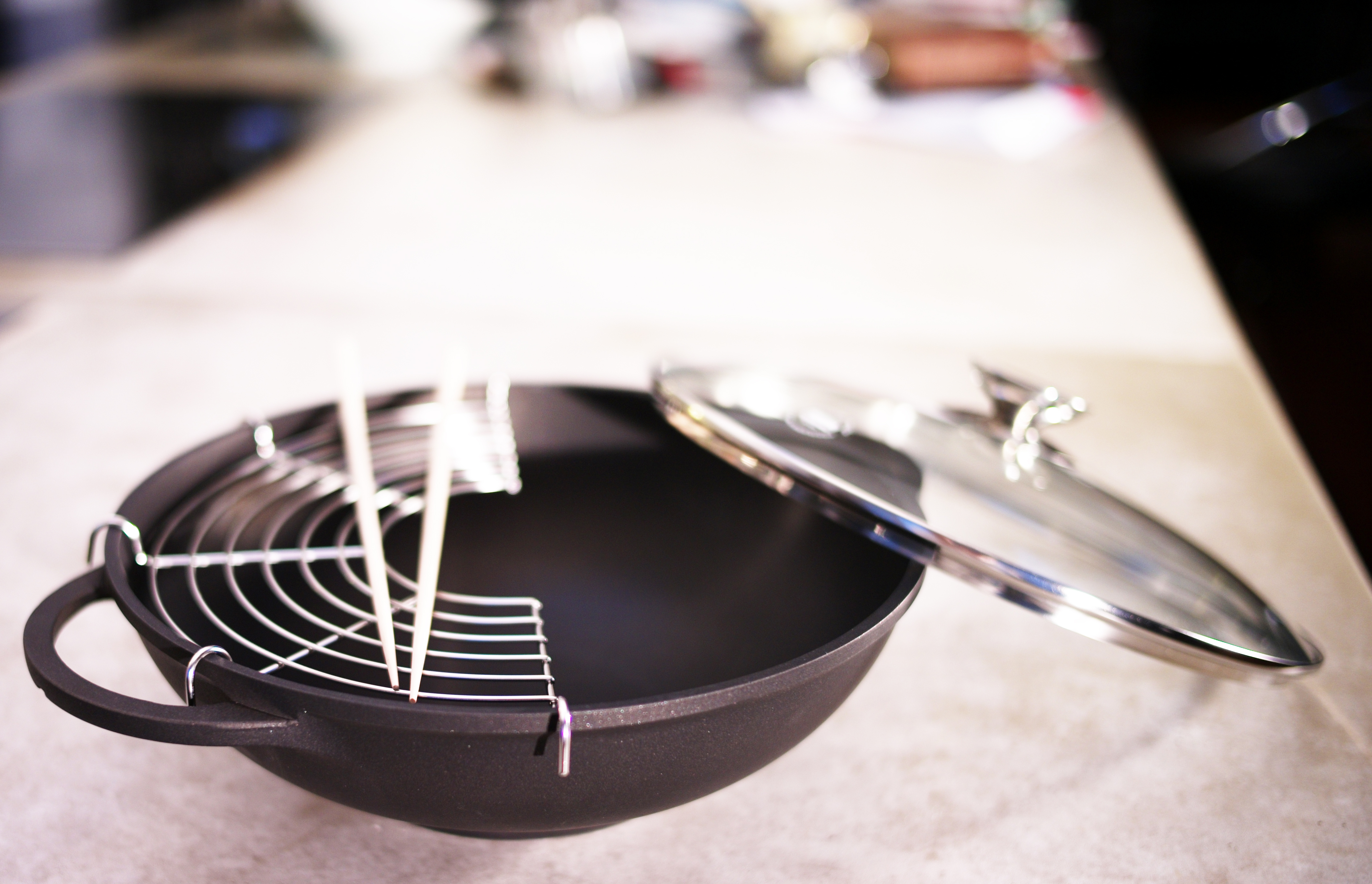 Wok with glass lid and accessories