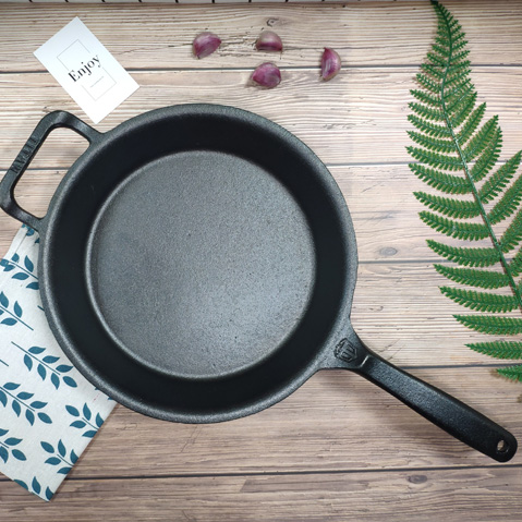 Cast iron fry pan