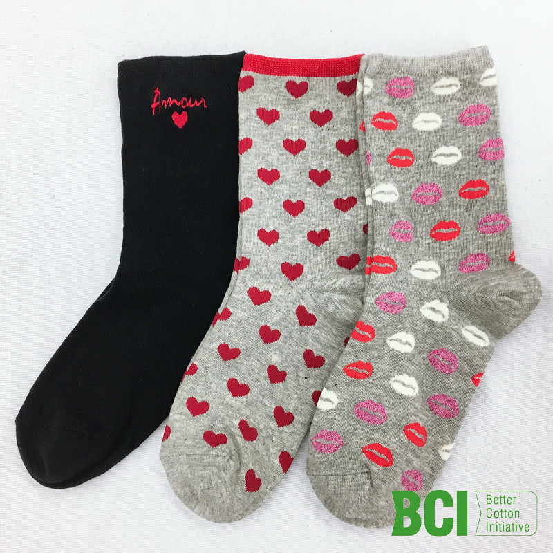 Womens embroidery socks with responsible cotton from BCI