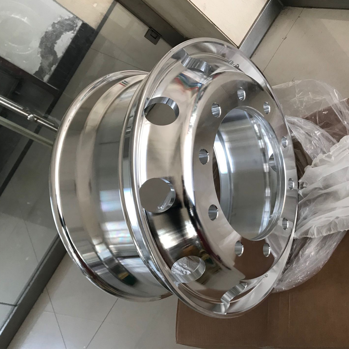 Factory Price Truck and Bus Forging Aluminium Alloy Wheel 22.5x13