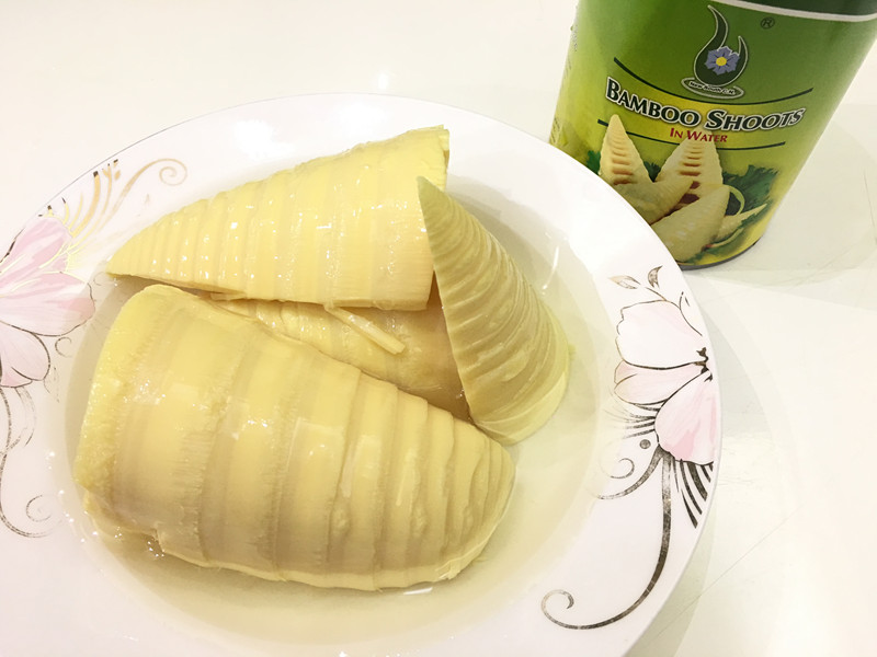 Canned bamboo shoot halves in water