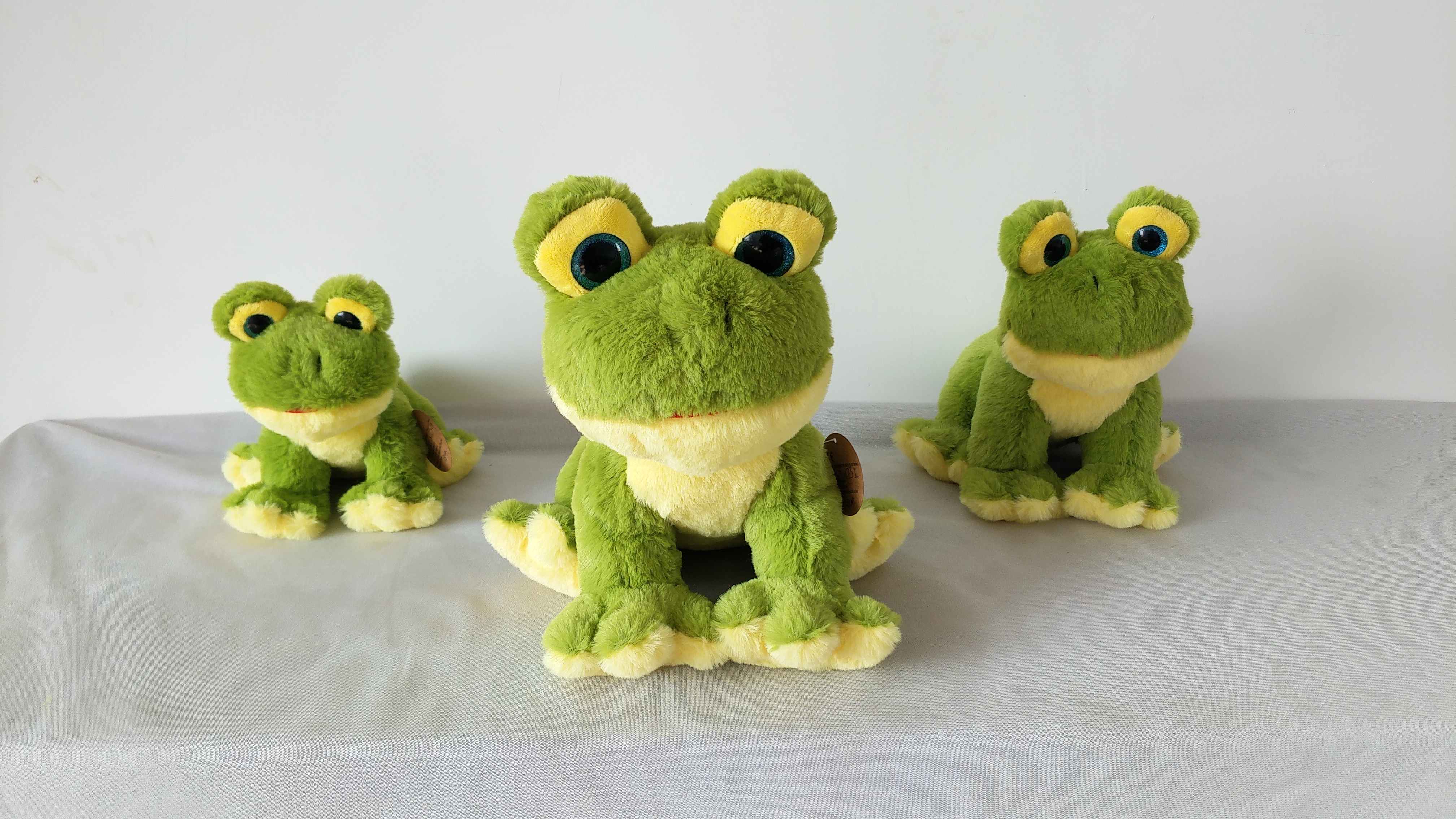 Plush toy frog