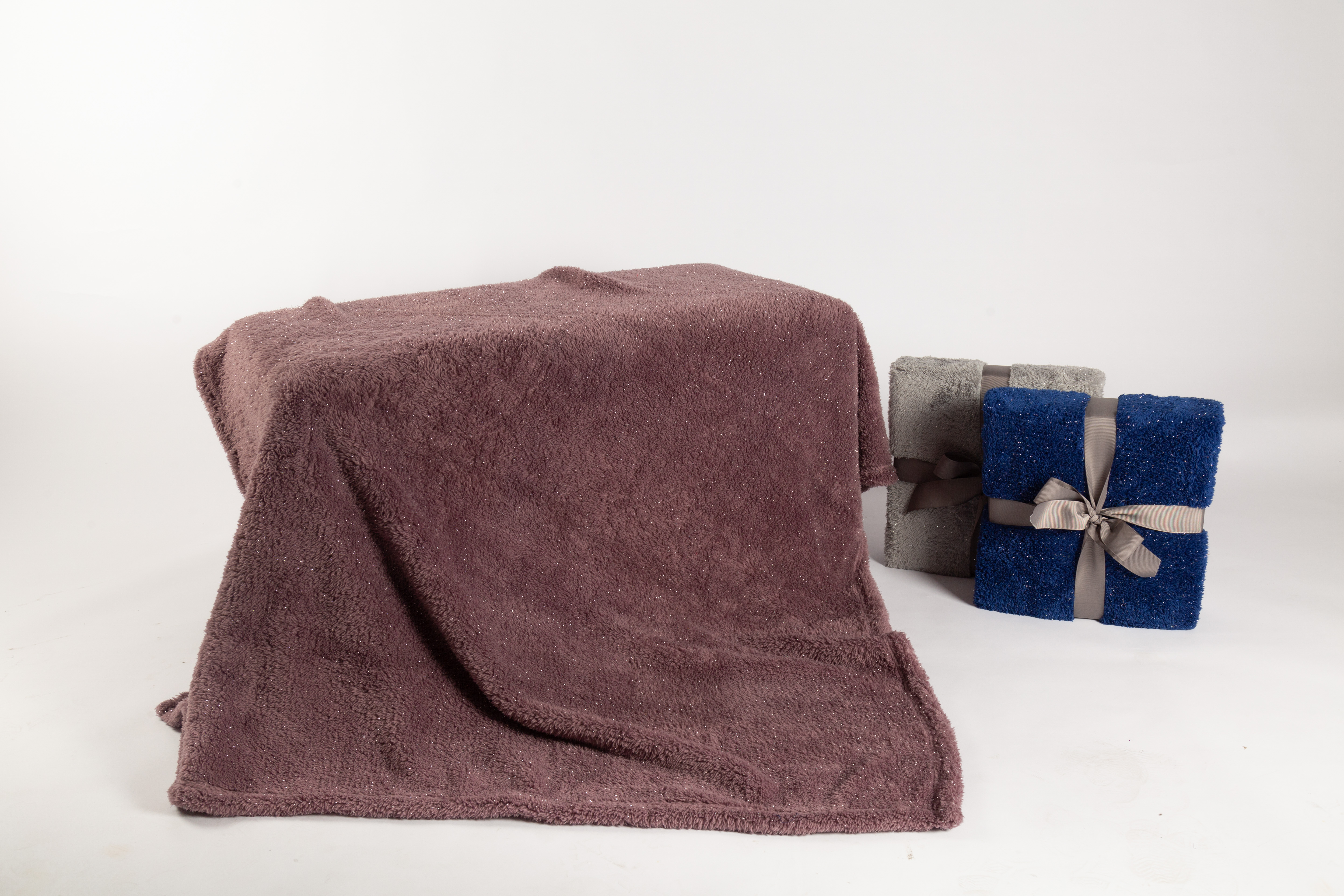 Shu velveteen blanket with bright silk