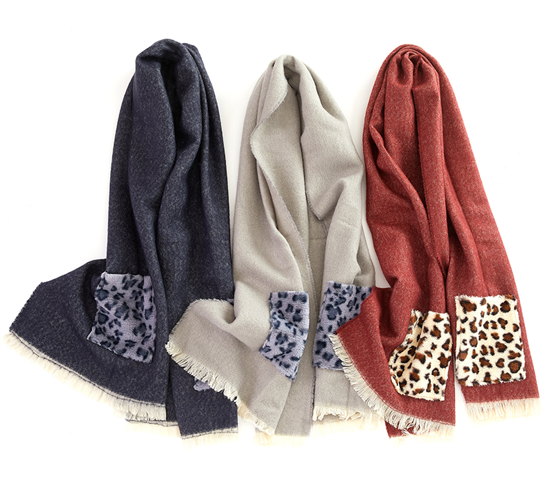 Fashion scarf with leopard pockets