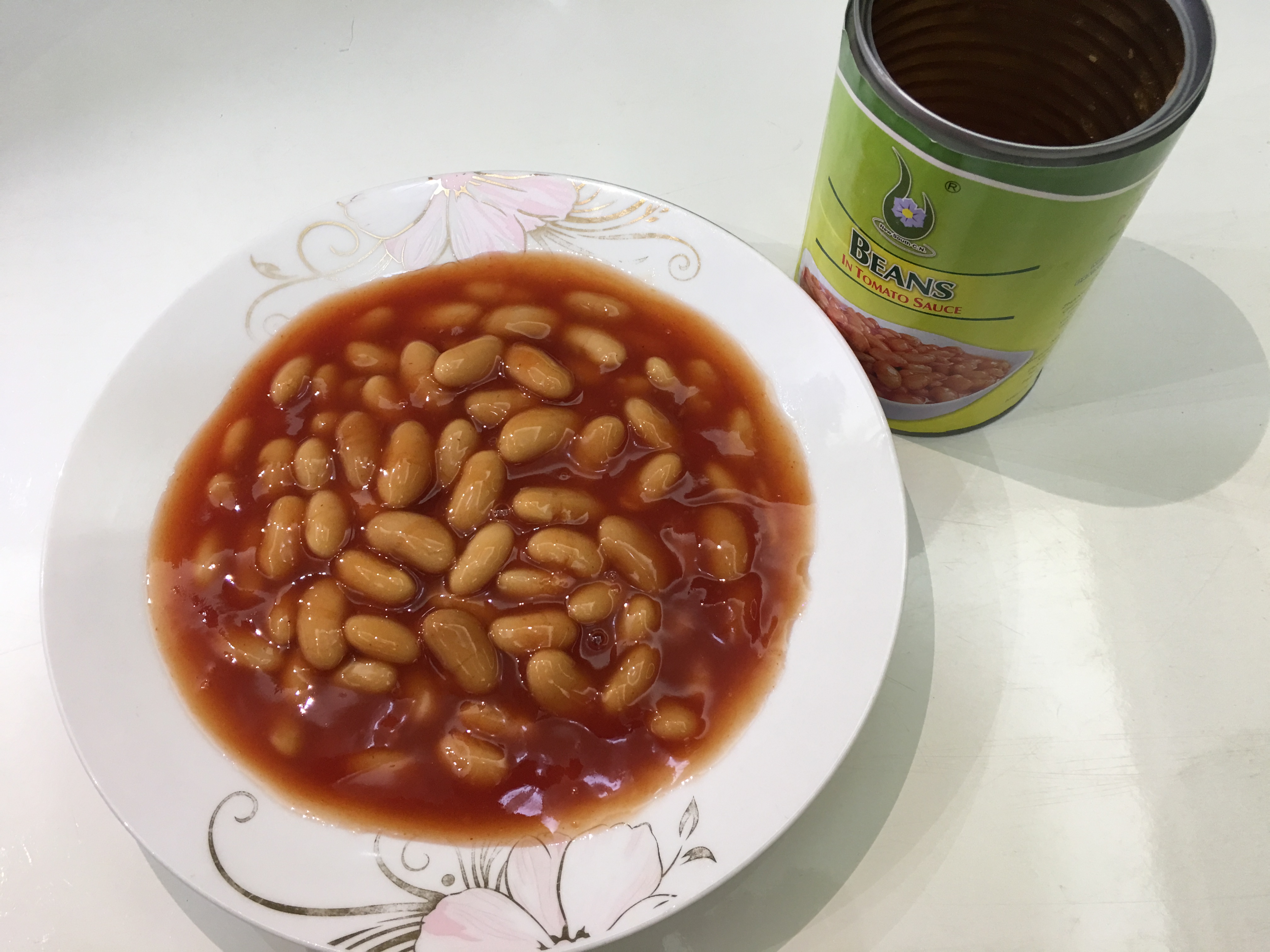 Canned baked beans in tomato sauce