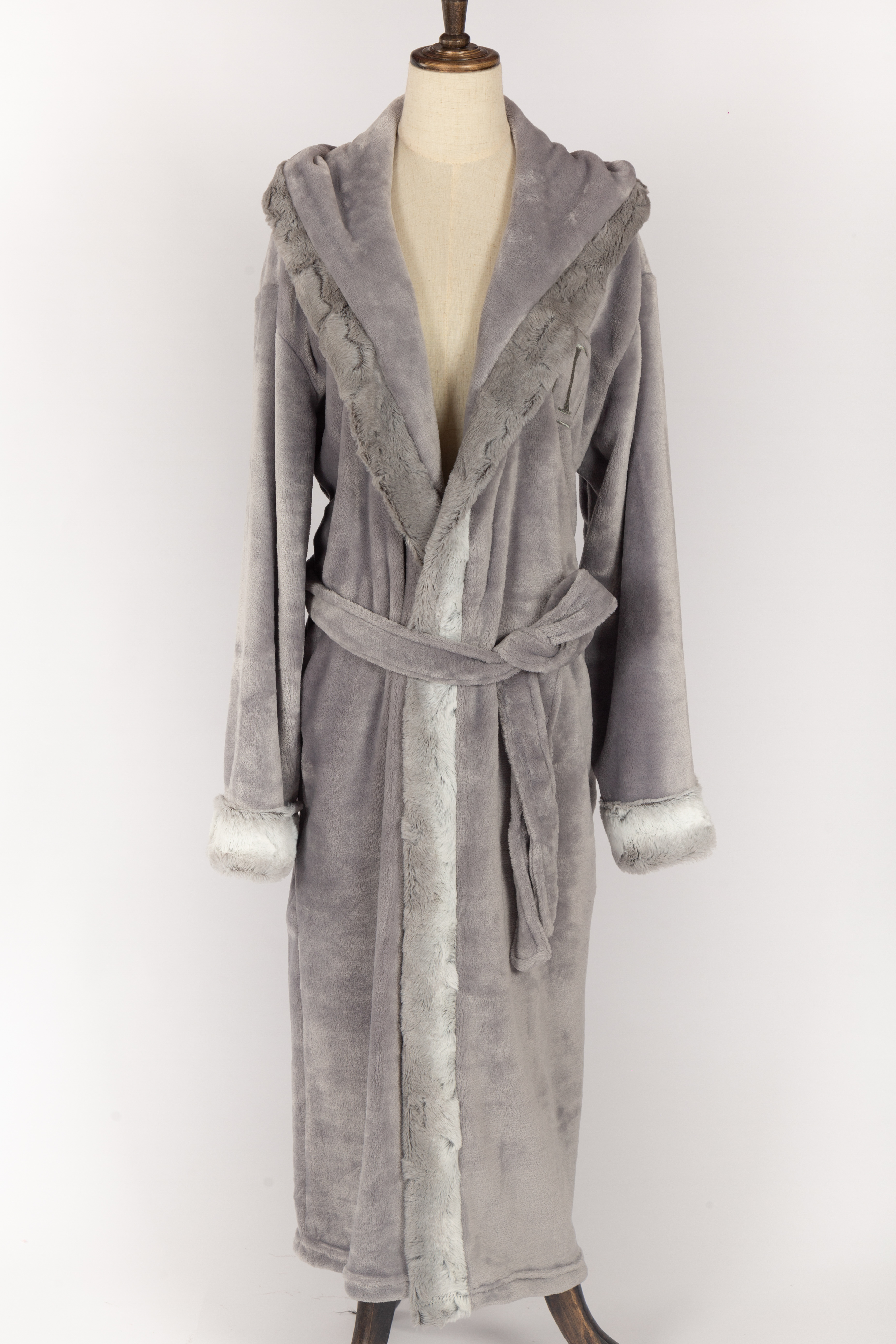 Fashion flannel bathrobe with embroidery
