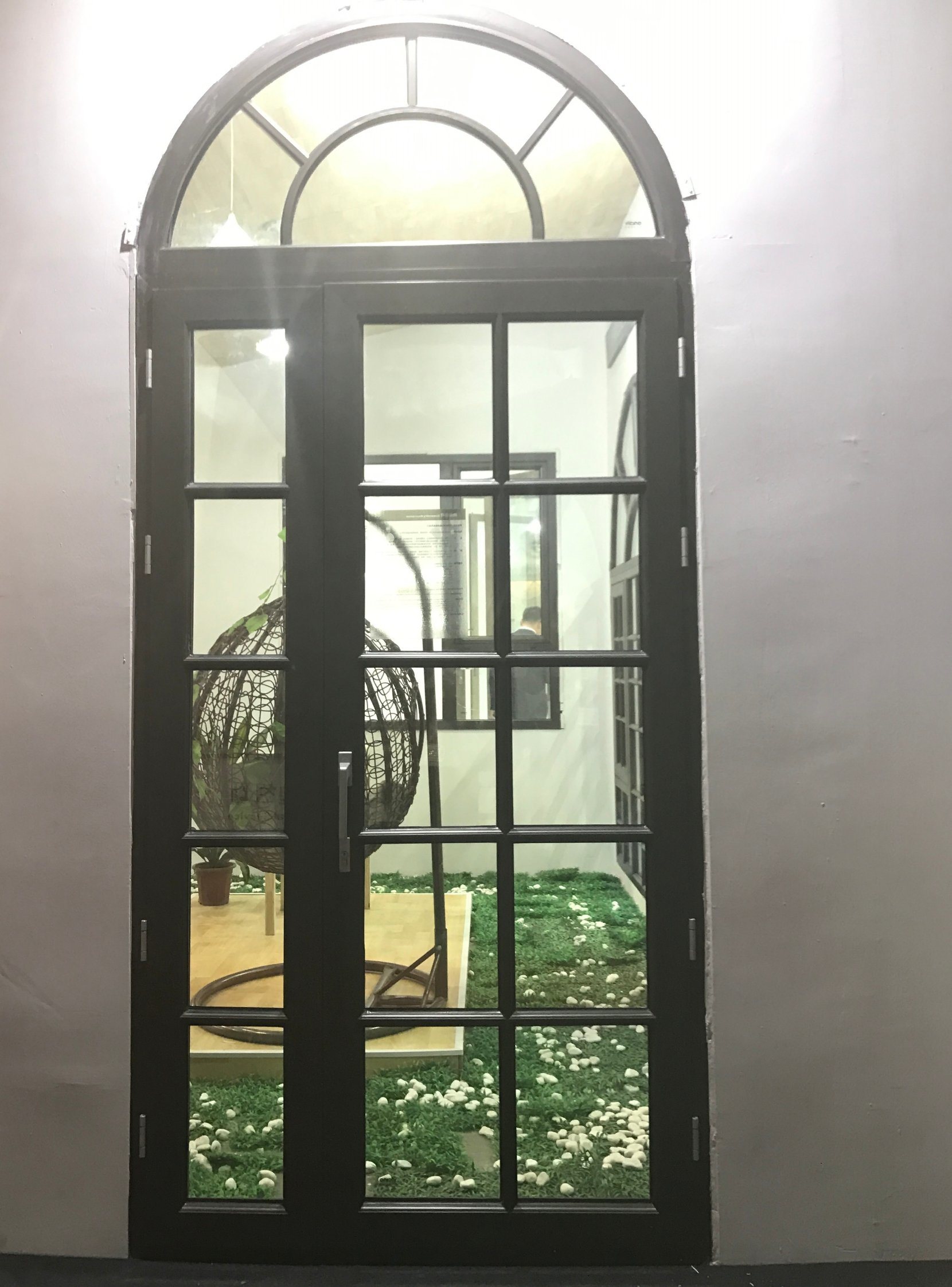 Aluminium round swing door