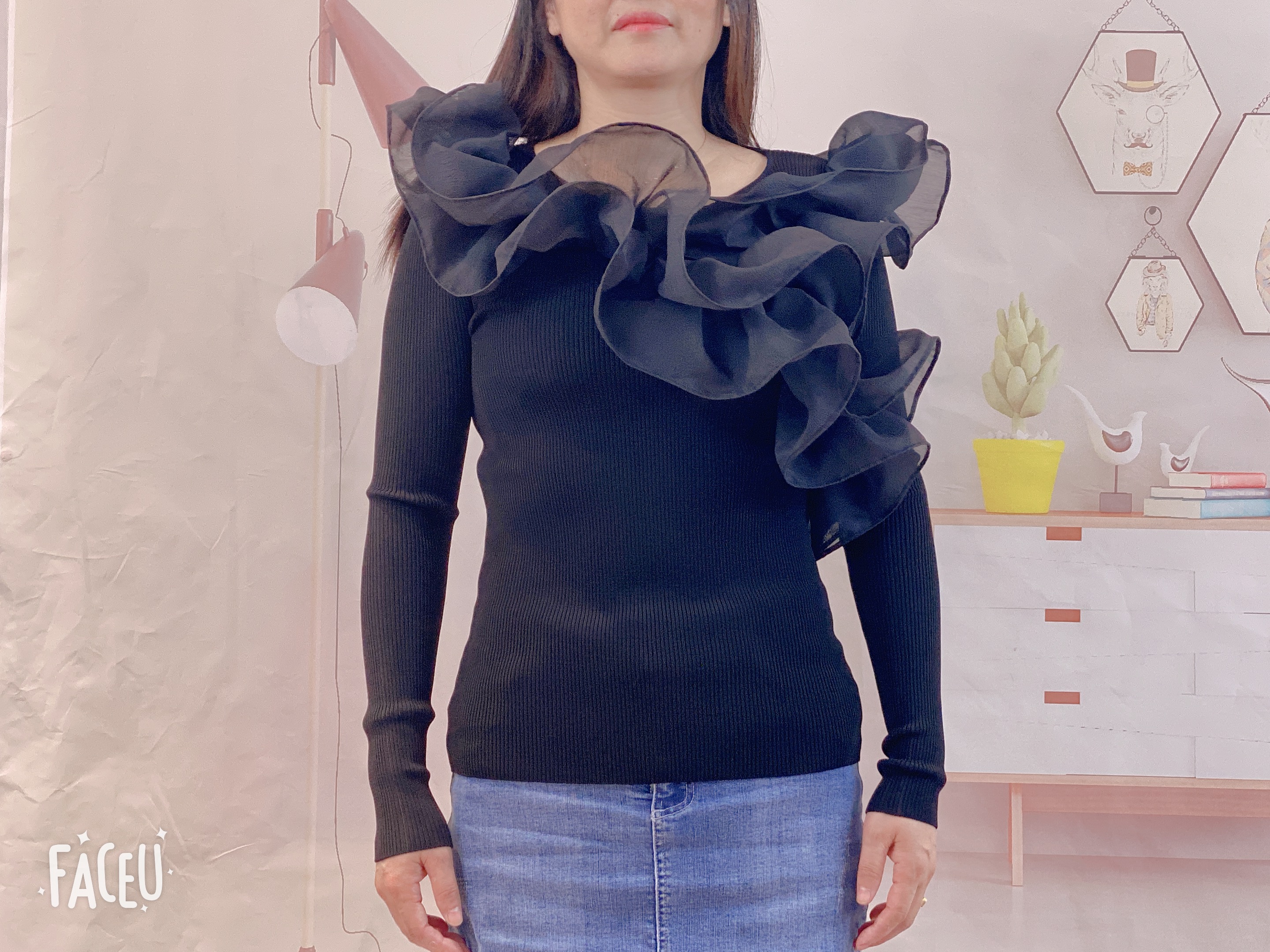 Ladies's crew neck pullover with woven chiffon combined