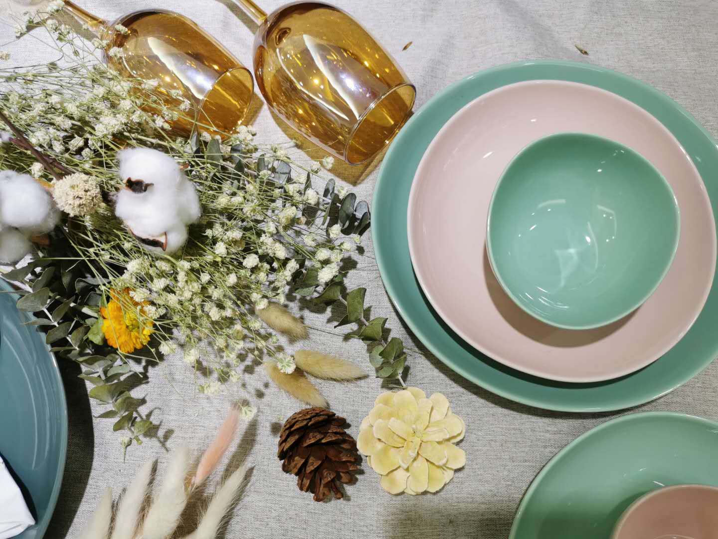 Colored stoneware sets, colored plates and bowls