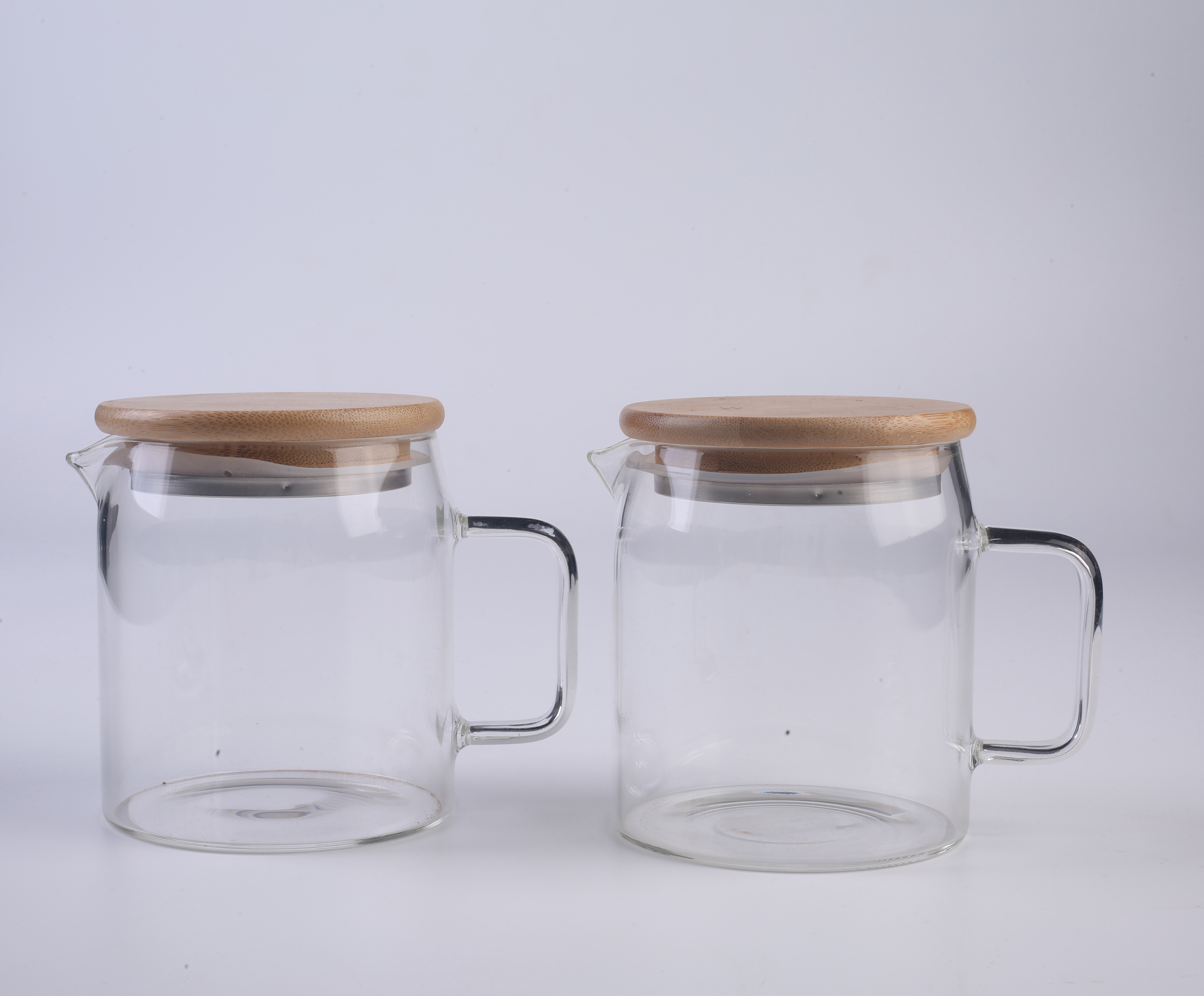 borosilicate pitcher with wooden cover
