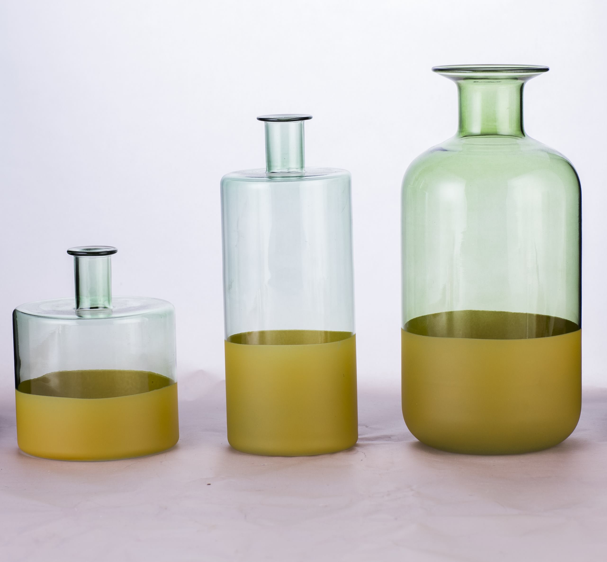Hot selling colored borosilicate glass flower vases for home decor with frosted effect ODM OEM