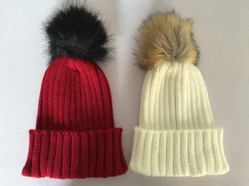 Ladies knitted hat，with fake fur pompom