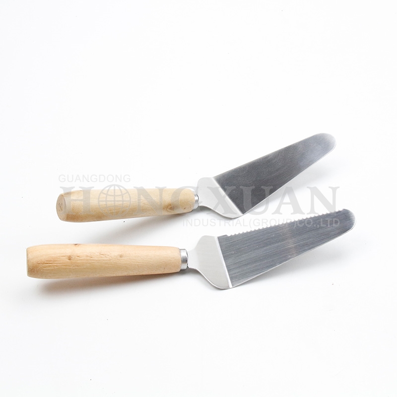 pizza cutter with wooden handle