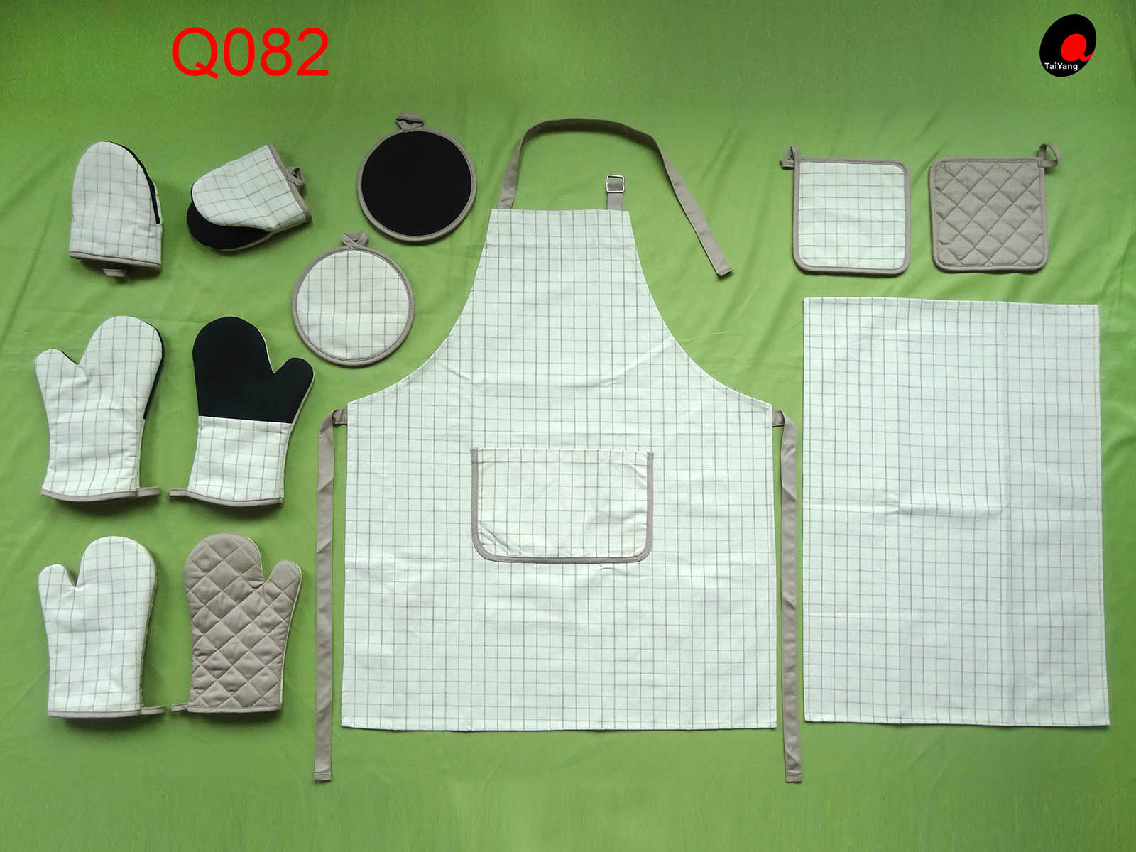 Oven mitt/potholder/apron/tea towel