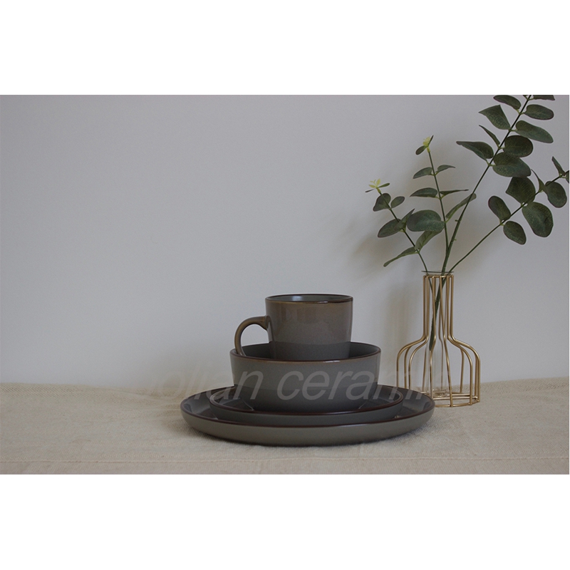Reactive dinnerware