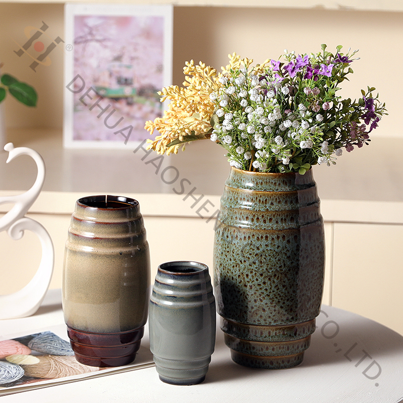 Porcelain flower vase with reactive glazing