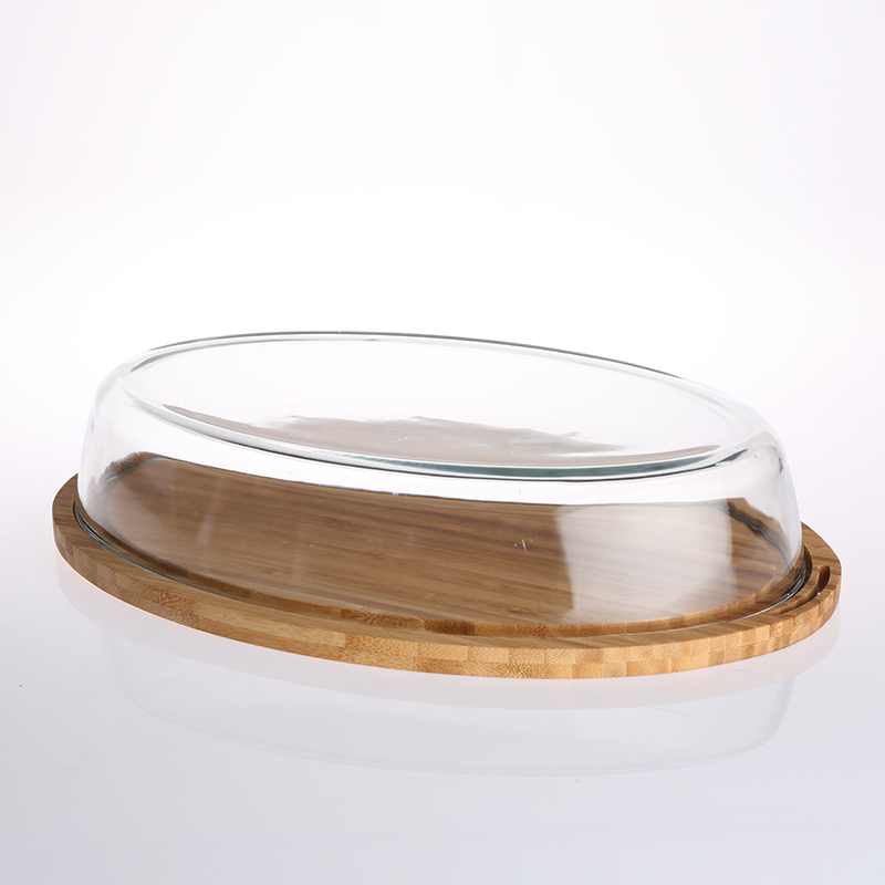 Borosilicate glass oven dish with bamboo chopping board