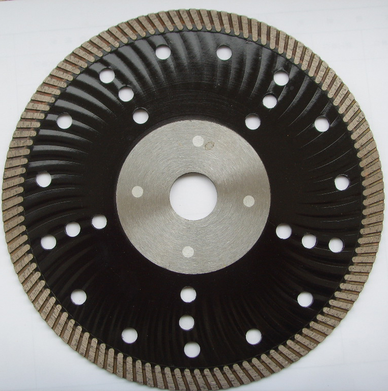 Diamond turbo saw blade with clamping piece