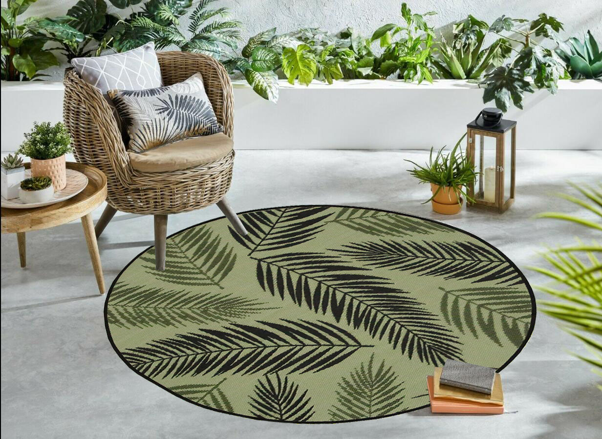 Outdoor Rug 7' Perfect size for round patio Set
