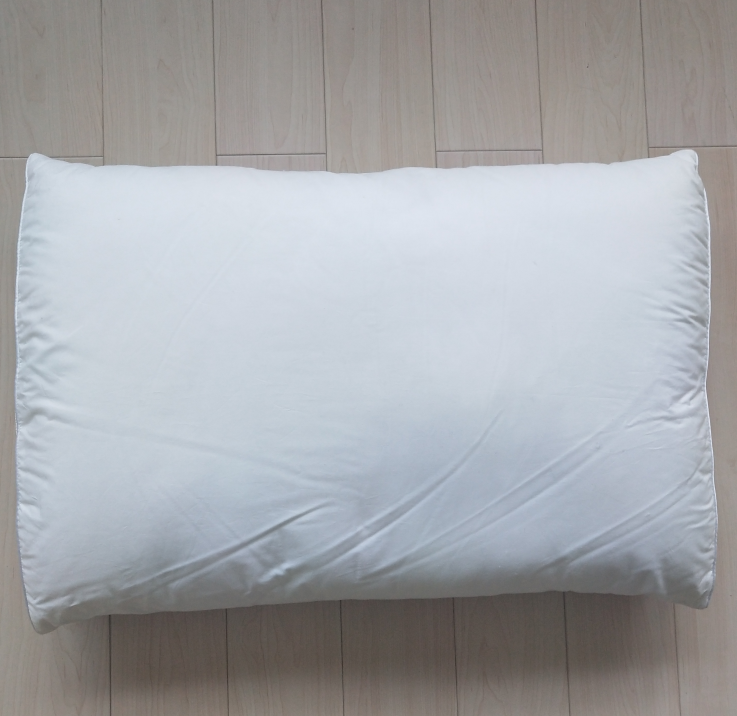 Mesh gusset pillow